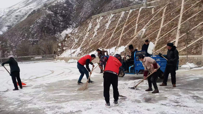 提升村容村貌 建设美丽乡村：开云·官方版在线入口驻村帮扶工作队开展环境卫生整治及积雪清扫活动